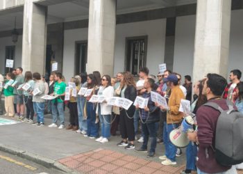 «L’Alministración encadénanos a la interinidá»: los docentes d’asturianu siguen coles movilizaciones
