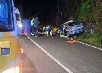Bomberos excarcela a un hombre atrapado por los pies tras una colisión entre dos turismos en el corredor del Narcea