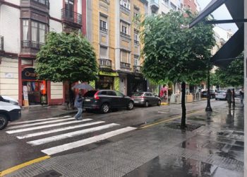 Un hombre de 76 años en silla de ruedas es atropellado por un taxi cuando cruzaba la calle en Uría