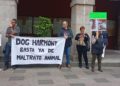 La protesta por la gestión del albergue de animales llega también a Mieres: «Están en un sitio oscuro, frío y destartalado»