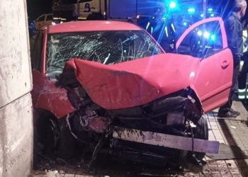 Un aparatoso accidente en Avilés deja herido a  un conductor de 26 años