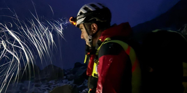 Continúa la búsqueda del montañero extraviado en Picos de Europa tras una noche marcada por la nieve y el mal tiempo