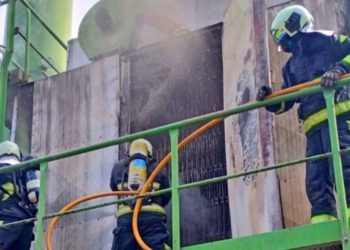 Sorpresa y fuego en Llanes: un incendio calcina varios sistemas de una empresa de asfaltos de Llanes