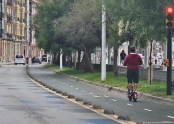 La oposición se lanza en masa contra Tráfico por el veto a los patinetes: «Es más fácil criminalizar que regular»