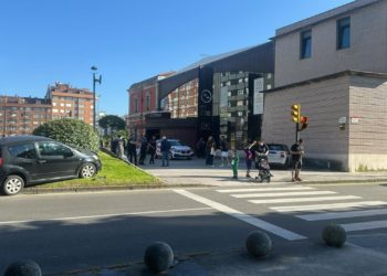 Una aparatosa colisión entre dos coches frente al Museo del Ferrocarril deja a una mujer herida leve