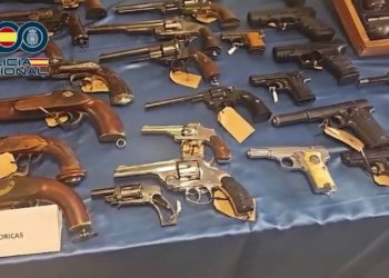 Fusiles militares, espingardas, pistolas de duelo… El ‘botín’ de la red de tráfico de armas desbaratada en Asturias