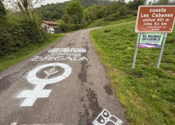 La lucha por la igualdad se ‘cuela’ en la Vuelta: Brigada Feminista cubre con sus mensajes la subida a L’Angliru