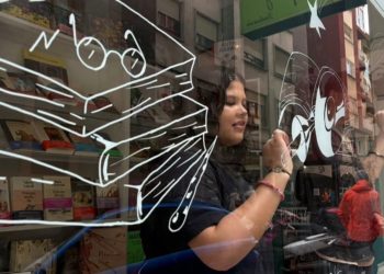 Gijón se convierte en un museo a pie de calle: el arte del IES Doña Jimena irrumpe en los escaparates del comercio local