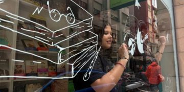 Gijón se convierte en un museo a pie de calle: el arte del IES Doña Jimena irrumpe en los escaparates del comercio local