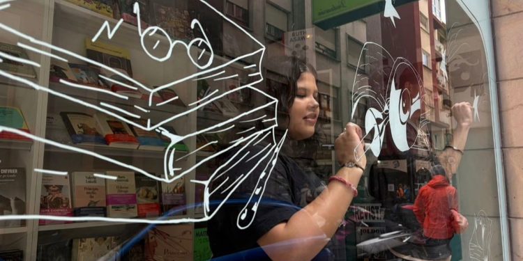 Gijón se convierte en un museo a pie de calle: el arte del IES Doña Jimena irrumpe en los escaparates del comercio local