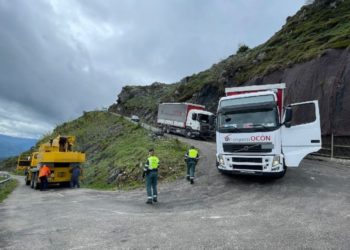 Un camión de la caravana de La Vuelta Femenina queda atrapado en la bajada del Angliru y obliga a cortar la vía