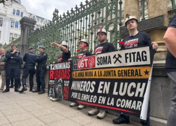 «No venimos a pedir favores, venimos a exigir el cumplimiento de la ley»: los trabajadores de Mina Miura, recibidos con vítores en Oviedo