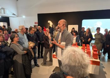 Y Gijón comenzó a mirar arriba: inaugurada la exposición que destapa la ciudad oculta en LABoral