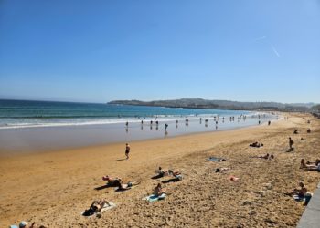 Sin torretas y con plantilla insuficiente: el SOS del salvamento en las playas urbanas de Gijón