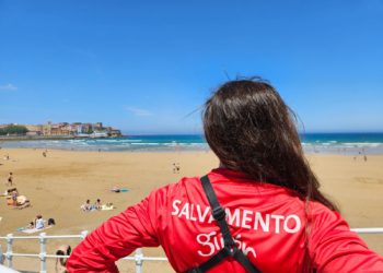“Con el personal actual es imposible garantizar la seguridad”: alertan del riesgo en las playas de Gijón por falta de socorristas