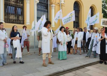 Saavedra pide “gradualidad” ante las demandas médicas mientras los médicos mantienen la amenaza de huelga tras el verano