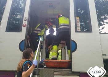 Una maquinista herida tras un brutal choque entre un tren y un tractor en Asturias