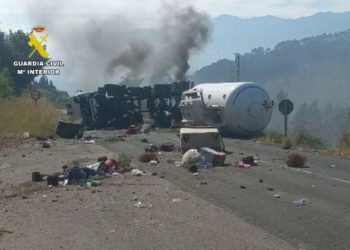 Evacúan 80 viviendas en Colunga por riesgo de explosión de un camión cargado de propano volcado en la N-632