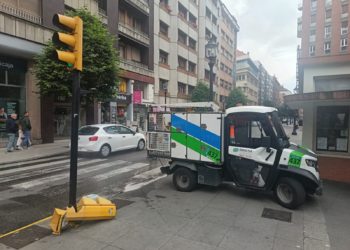 El accidente de un motorista en Los Campos provoca la caída del cabezal de un semáforo peatonal