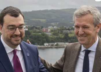 Barbón y Rueda exhiben sintonía en Ribadeo durante el estreno de la bandera oficial de la villa