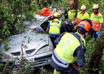Espectacular accidente en la AS-114 en Cangas de Onís deja un herido tras caer con su coche por un desnivel