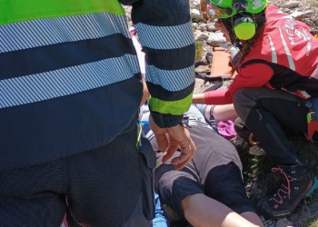 Dos rescates en pocas horas: una peregrina evacuada al HUCA y un senderista asistido en plena montaña asturiana