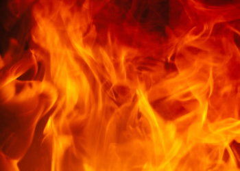 Tensión en Villaviciosa: una motocicleta se convierte en una bola de fuego en la N-632