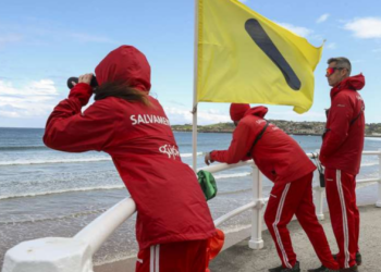 Cuatro socorristas y cuatro jefes: la polémica gestión del salvamento en Gijón desata las críticas