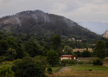 La extinción del incendio forestal desatado en Grado permite reabrir la N-634, cortada desde ayer