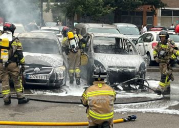 La quema de dos coches en El Polígono reaviva la crisis vecinal de los vehículos abandonados: «Esto se veía venir»