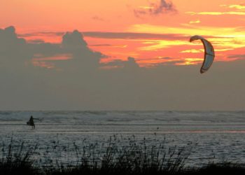 La emprende a gritos con los socorristas y, después, con la Policía Local tras practicar ‘kitesurf’ entre los bañistas de San Lorenzo