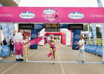 Irene Rivero se impone en una multitudinaria Carrera de la Mujer marcada por el homenaje a Cristina Mitre