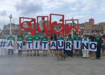 «Justicia, empatía y respeto hacia los animales», reclaman los antitaurinos desde las ‘letronas’ de Gijón