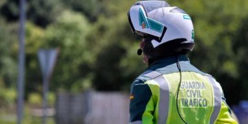 Viernes de tragedia en Soto del Barco: un conductor de 54 años fallece al chocar su coche contra un semáforo