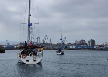 Los ‘veleros peregrinos’ zarpan de Gijón y ya aproan hacia Avilés, siguiente escala en su Camino por mar