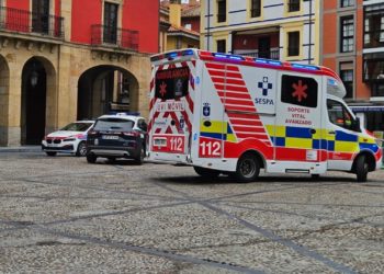 Una caja fuerte de media tonelada cae de un camión y aplasta las piernas de un trabajador en la plaza Mayor