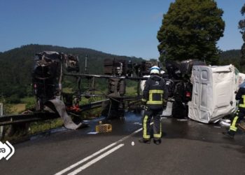 Buenas noticias desde Colunga: los bomberos logran taponar la fuga de propano en el camión siniestrado
