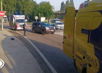 Queda atrapada bajo el turismo que la atropelló cerca de la rotonda de Los Canapés, en Avilés