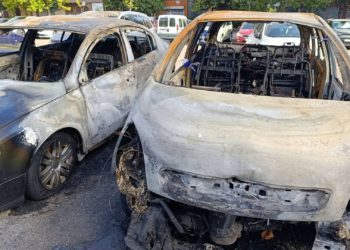 El fuego se fue… Los coches, no: cinco días después del incendio, los turismo quemados en El Polígono siguen allí