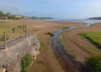 El mar no siempre es azul… Asturias enarbola dos ‘Banderas Negras’ por zonas críticas de su litoral