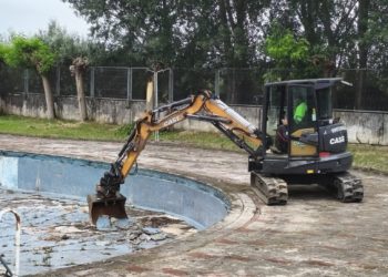 Siguen las intervenciones en la piscina de la Laboral para definir el proyecto final de reforma