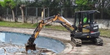 Siguen las intervenciones en la piscina de la Laboral para definir el proyecto final de reforma