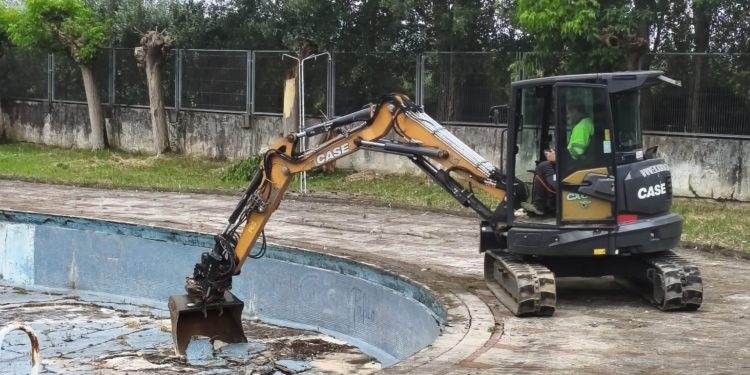 Siguen las intervenciones en la piscina de la Laboral para definir el proyecto final de reforma