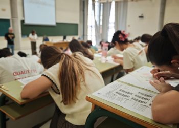 Nervios, últimos repasos y detectores antipinganillos en el arranque de la PAU en Asturias