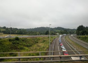 Caos a primera hora en la A-64: la caída de la carga de un camión colapsa el túnel de Fabares