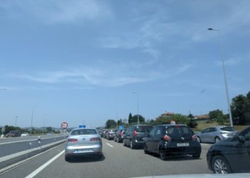 Kilómetros de cola en la “Y” de Asturias tras un choque en plena hora punta