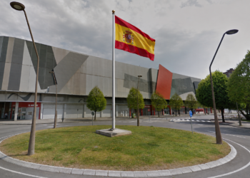 Nueva bandera rojigualda en Gijón: del «viva España» al «tirad el dinero en otra cosa»