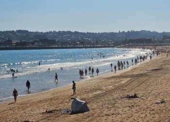 Tengan a mano agua, abanicos y mucha paciencia: la ola de calor alcanzará su cenit este lunes en Asturias