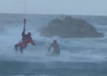 Trampa acuática en Ribadedeva: rescatan desde el aire a cuatro bañistas incapaces de alcanzar la playa de La Franca