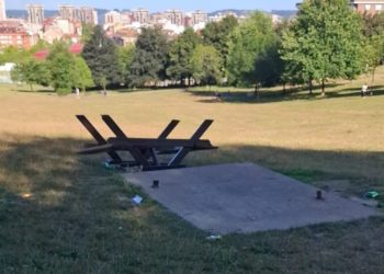 El vandalismo regresa a Los Pericones… Y, esta vez, ‘salta’ de las papeleras a las mesas del merendero